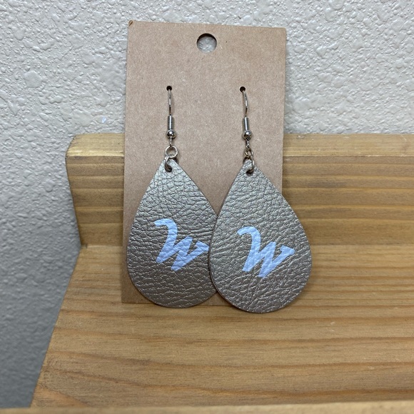 New! Lot of 8 Monogram W Leather Earrings - Picture 10 of 10